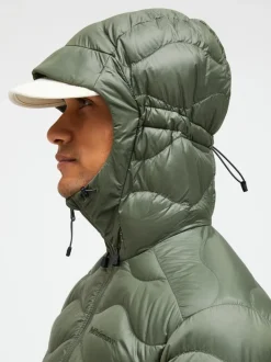 Peak Performance Helium Down Hood Jacket Men Pine Needle